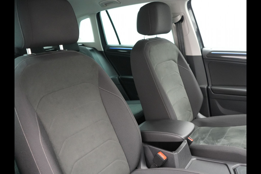 Volkswagen Tiguan 1.4 TSI Elegance Plug In Hybrid 245pk | PHEV | Trekhaak af Fabriek | Adaptive Cruise | Stuur/Stoel Verwarming | IQ Light | 18"L.M |  Carplay | Camera | Digitaal Cockpit |