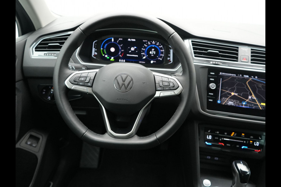 Volkswagen Tiguan 1.4 TSI Elegance Plug In Hybrid 245pk | PHEV | Trekhaak af Fabriek | Adaptive Cruise | Stuur/Stoel Verwarming | IQ Light | 18"L.M |  Carplay | Camera | Digitaal Cockpit |