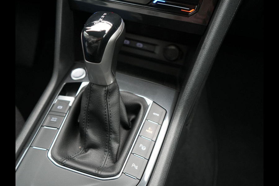 Volkswagen Tiguan 1.4 TSI Elegance Plug In Hybrid 245pk | PHEV | Trekhaak af Fabriek | Adaptive Cruise | Stuur/Stoel Verwarming | IQ Light | 18"L.M |  Carplay | Camera | Digitaal Cockpit |