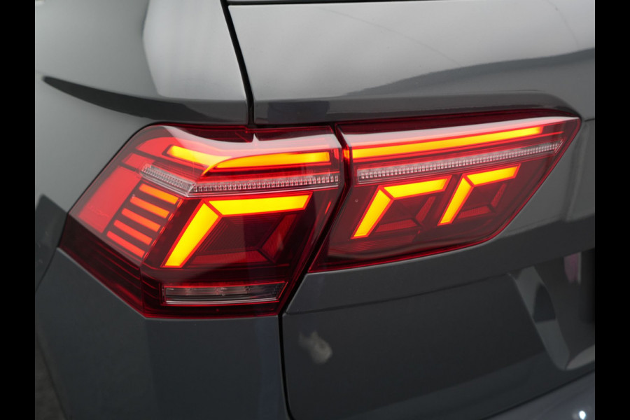 Volkswagen Tiguan 1.4 TSI Elegance Plug In Hybrid 245pk | PHEV | Trekhaak af Fabriek | Adaptive Cruise | Stuur/Stoel Verwarming | IQ Light | 18"L.M |  Carplay | Camera | Digitaal Cockpit |