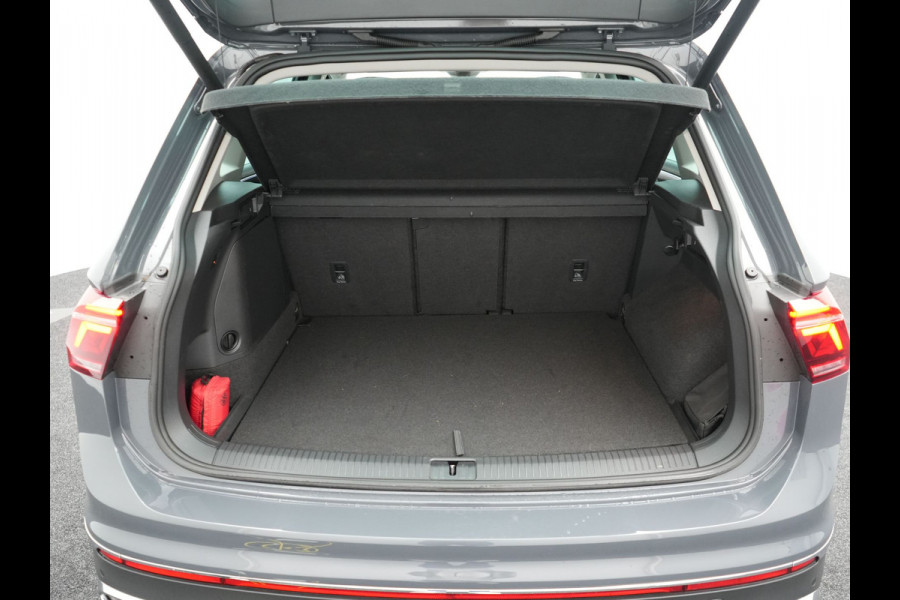 Volkswagen Tiguan 1.4 TSI Elegance Plug In Hybrid 245pk | PHEV | Trekhaak af Fabriek | Adaptive Cruise | Stuur/Stoel Verwarming | IQ Light | 18"L.M |  Carplay | Camera | Digitaal Cockpit |