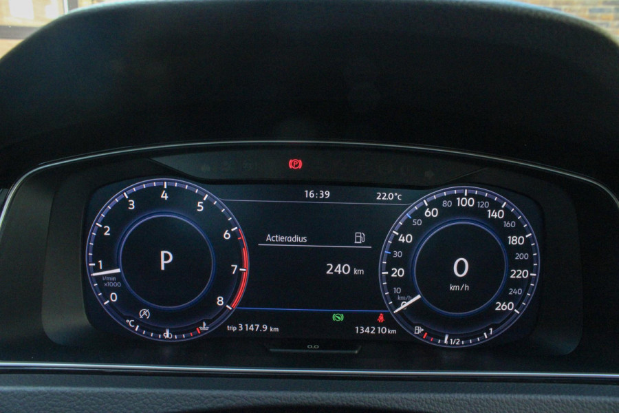 Volkswagen Golf 1.4 TSI Highl Busi R-line | ACC | Camera | Stoel VW | Carplay