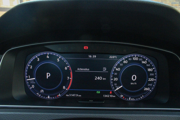 Volkswagen Golf 1.4 TSI Highl Busi R-line | ACC | Camera | Stoel VW | Carplay