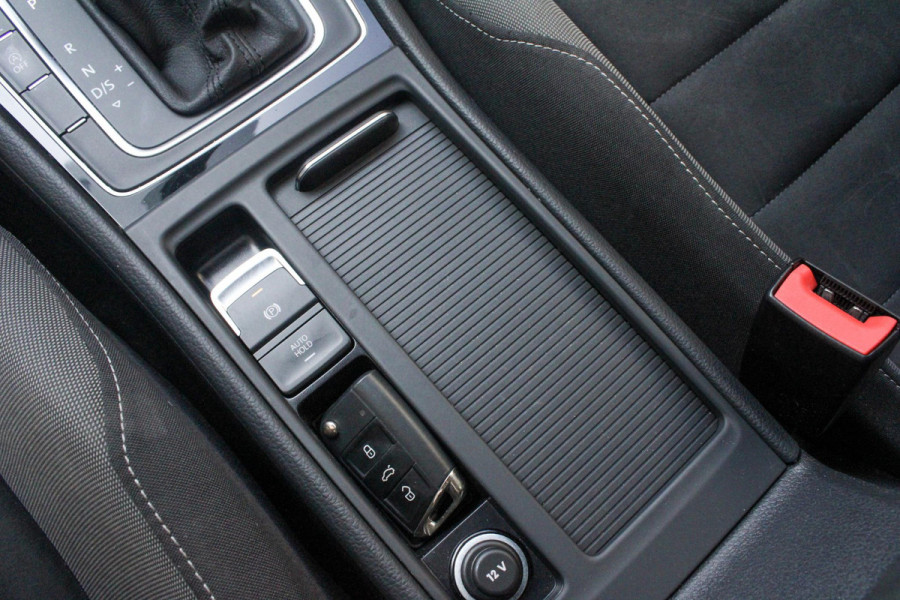 Volkswagen Golf 1.4 TSI Highl Busi R-line | ACC | Camera | Stoel VW | Carplay