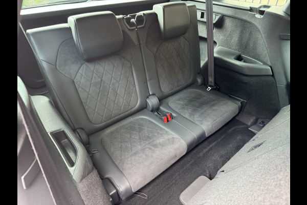 Škoda Kodiaq 1.5 TSI Sportline 7-persoons Automaat | Trekhaak uitklapbaar | Voorstoelen en achterbank verwarmd | Adaptief demping systeem | N