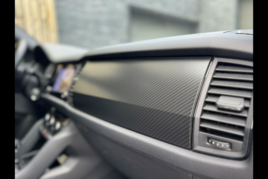 Škoda Kodiaq 1.5 TSI Sportline 7-persoons Automaat | Trekhaak uitklapbaar | Voorstoelen en achterbank verwarmd | Adaptief demping systeem | N