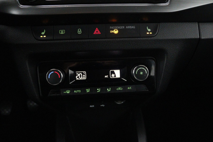 Škoda Fabia 1.0 TSI Clever (LED, NAVIGATIE, STOELVERWARMING, PARKEERSENSOREN, STUURBEDIENING, TREKHAAK)