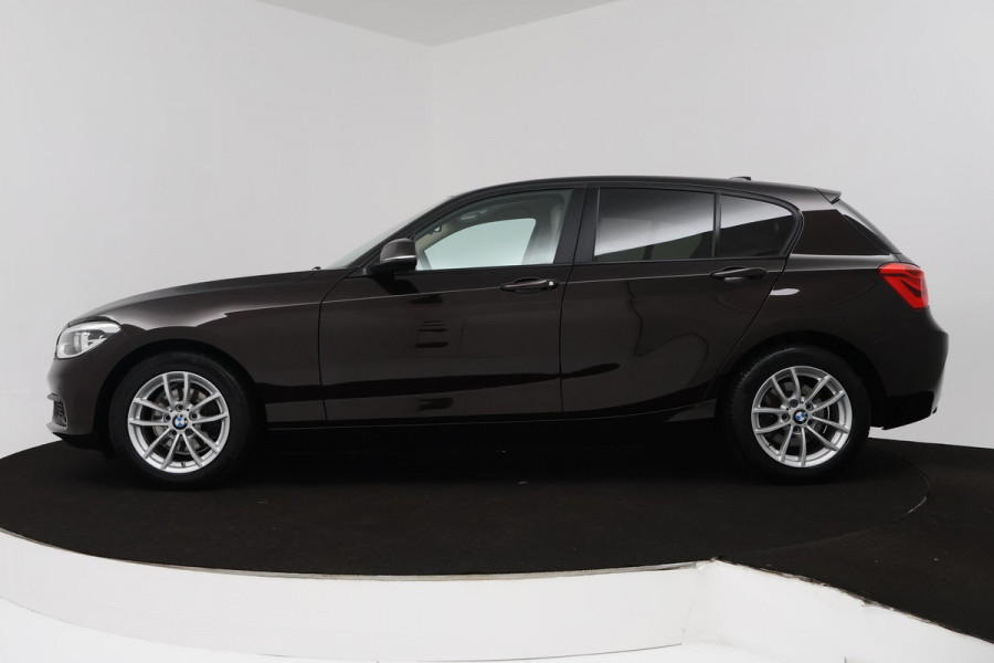 BMW 1-serie 118i High Executive Automaat (GROOT-NAVIGATIE, STOELVERWARMING, LED, LEDER, CAMERA, GOED ONDERHOUDEN)