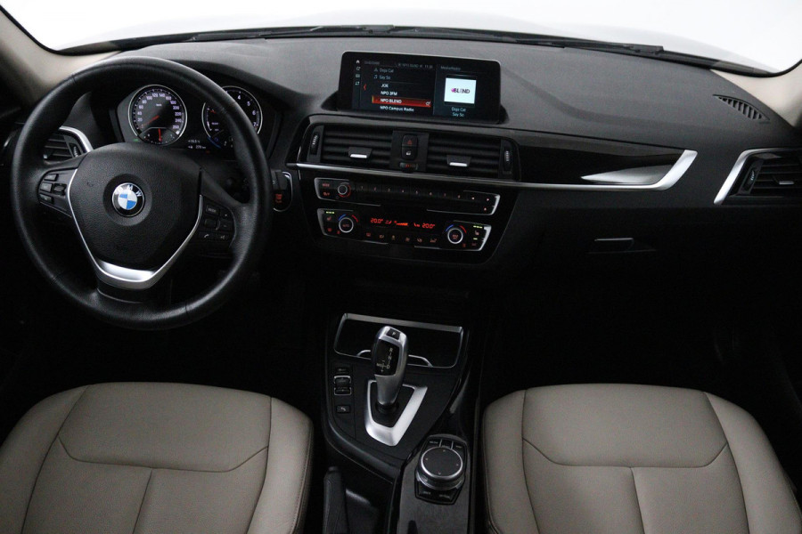 BMW 1-serie 118i High Executive Automaat (GROOT-NAVIGATIE, STOELVERWARMING, LED, LEDER, CAMERA, GOED ONDERHOUDEN)