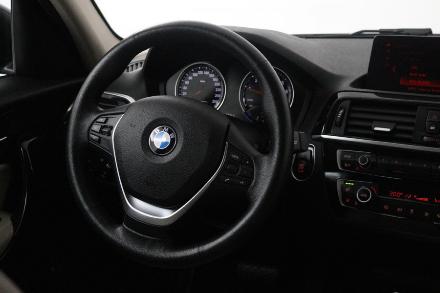 BMW 1-serie 118i High Executive Automaat (GROOT-NAVIGATIE, STOELVERWARMING, LED, LEDER, CAMERA, GOED ONDERHOUDEN)