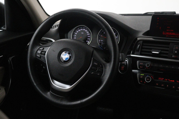 BMW 1-serie 118i High Executive Automaat (GROOT-NAVIGATIE, STOELVERWARMING, LED, LEDER, CAMERA, GOED ONDERHOUDEN)