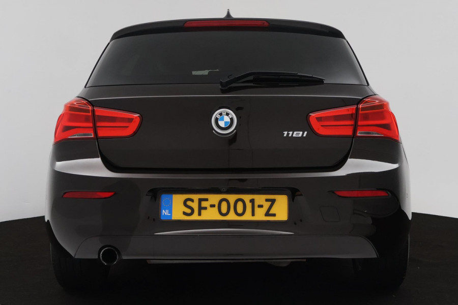 BMW 1-serie 118i High Executive Automaat (GROOT-NAVIGATIE, STOELVERWARMING, LED, LEDER, CAMERA, GOED ONDERHOUDEN)