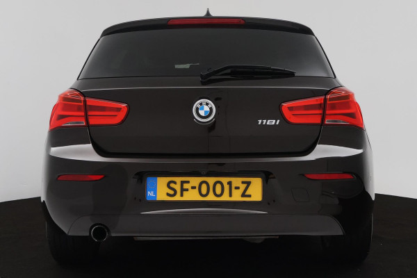 BMW 1-serie 118i High Executive Automaat (GROOT-NAVIGATIE, STOELVERWARMING, LED, LEDER, CAMERA, GOED ONDERHOUDEN)