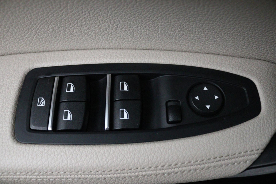 BMW 1-serie 118i High Executive Automaat (GROOT-NAVIGATIE, STOELVERWARMING, LED, LEDER, CAMERA, GOED ONDERHOUDEN)