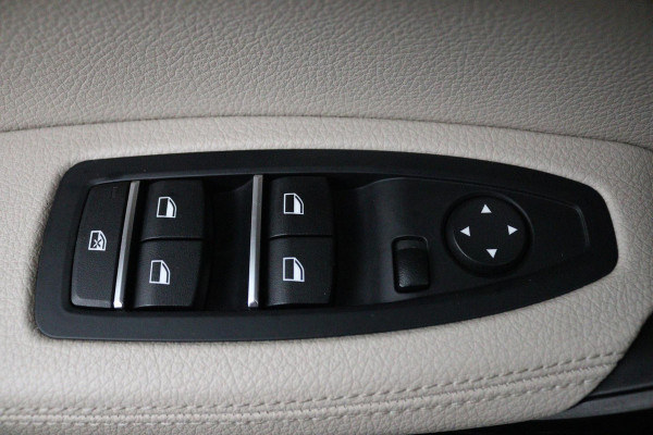 BMW 1-serie 118i High Executive Automaat (GROOT-NAVIGATIE, STOELVERWARMING, LED, LEDER, CAMERA, GOED ONDERHOUDEN)