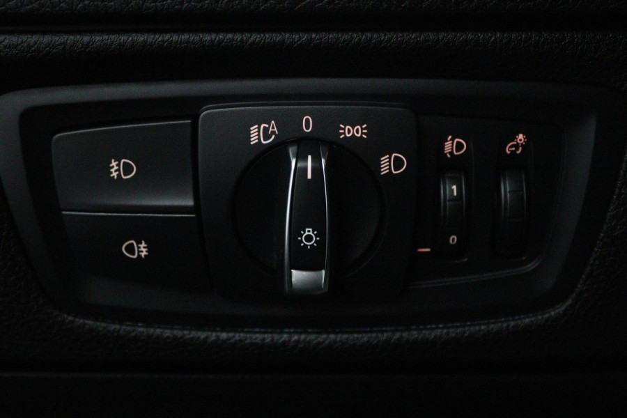 BMW 1-serie 118i High Executive Automaat (GROOT-NAVIGATIE, STOELVERWARMING, LED, LEDER, CAMERA, GOED ONDERHOUDEN)