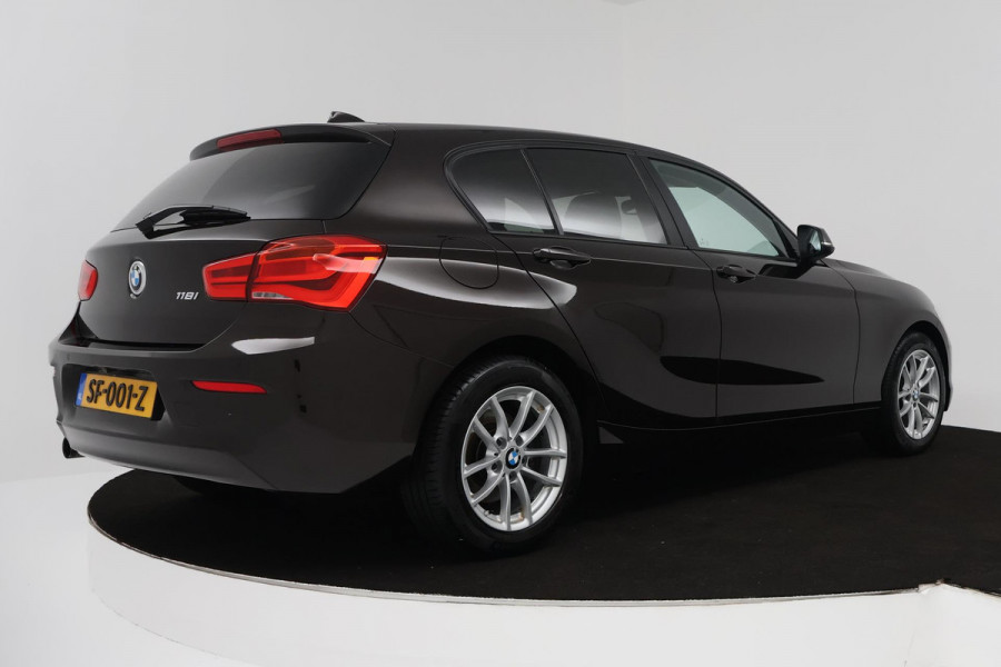BMW 1-serie 118i High Executive Automaat (GROOT-NAVIGATIE, STOELVERWARMING, LED, LEDER, CAMERA, GOED ONDERHOUDEN)