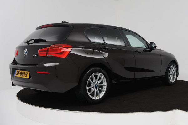 BMW 1-serie 118i High Executive Automaat (GROOT-NAVIGATIE, STOELVERWARMING, LED, LEDER, CAMERA, GOED ONDERHOUDEN)