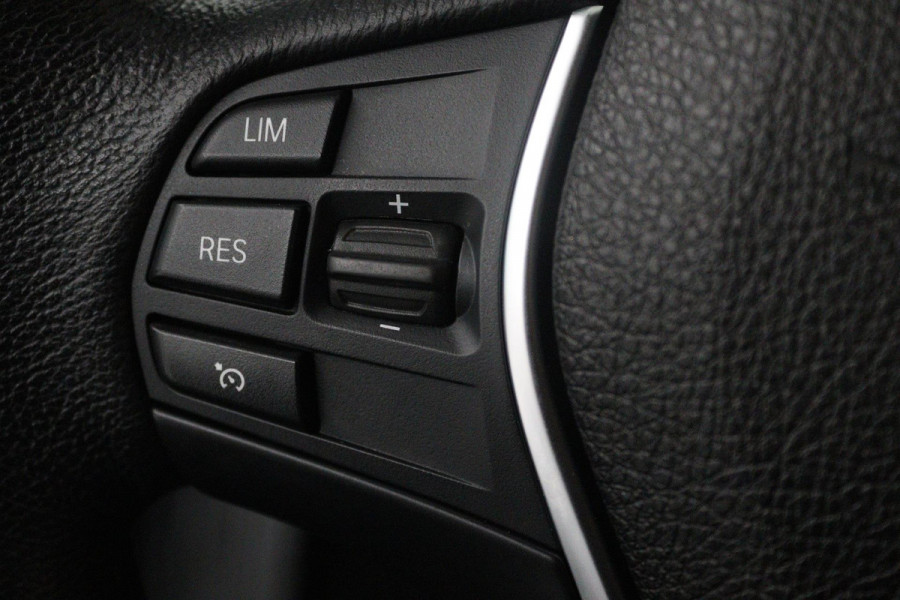 BMW 1-serie 118i High Executive Automaat (GROOT-NAVIGATIE, STOELVERWARMING, LED, LEDER, CAMERA, GOED ONDERHOUDEN)
