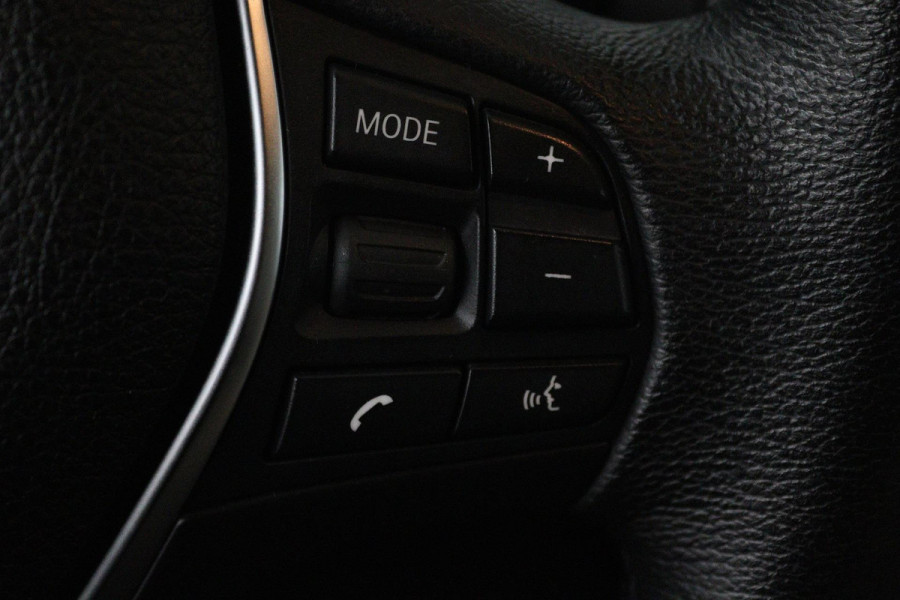 BMW 1-serie 118i High Executive Automaat (GROOT-NAVIGATIE, STOELVERWARMING, LED, LEDER, CAMERA, GOED ONDERHOUDEN)