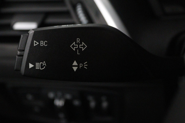 BMW 1-serie 118i High Executive Automaat (GROOT-NAVIGATIE, STOELVERWARMING, LED, LEDER, CAMERA, GOED ONDERHOUDEN)