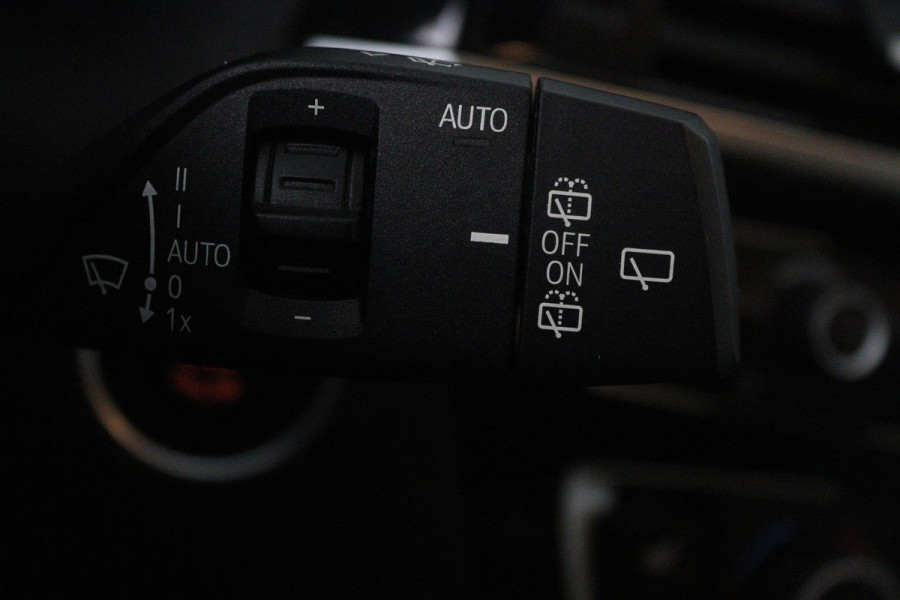 BMW 1-serie 118i High Executive Automaat (GROOT-NAVIGATIE, STOELVERWARMING, LED, LEDER, CAMERA, GOED ONDERHOUDEN)