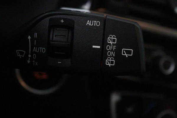 BMW 1-serie 118i High Executive Automaat (GROOT-NAVIGATIE, STOELVERWARMING, LED, LEDER, CAMERA, GOED ONDERHOUDEN)