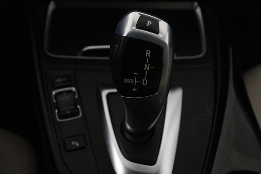 BMW 1-serie 118i High Executive Automaat (GROOT-NAVIGATIE, STOELVERWARMING, LED, LEDER, CAMERA, GOED ONDERHOUDEN)
