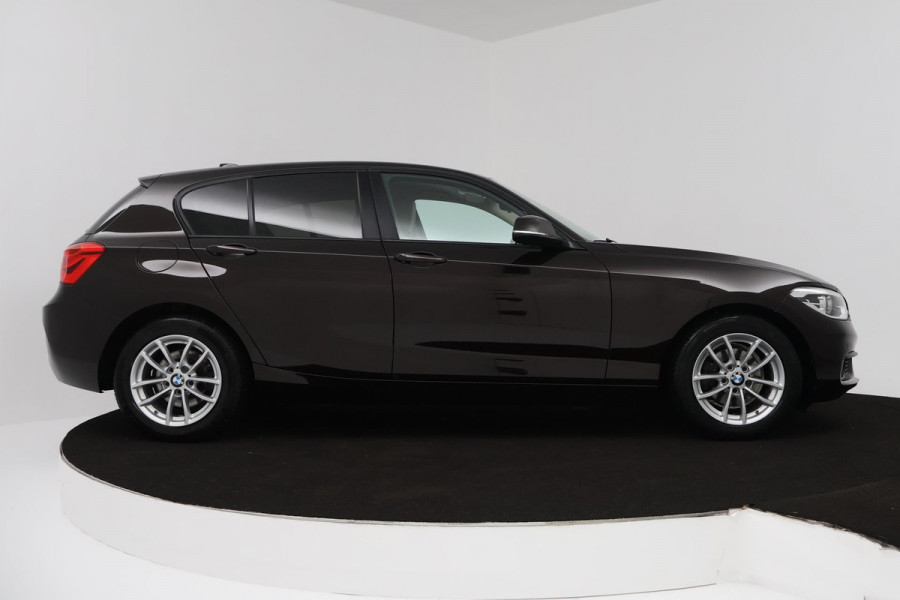 BMW 1-serie 118i High Executive Automaat (GROOT-NAVIGATIE, STOELVERWARMING, LED, LEDER, CAMERA, GOED ONDERHOUDEN)