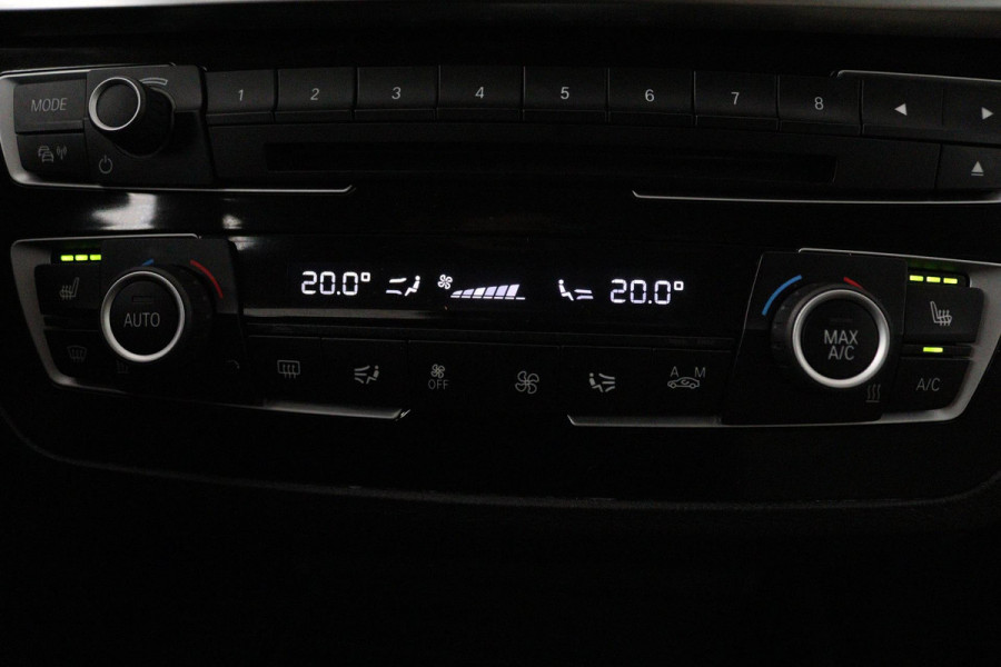 BMW 1-serie 118i High Executive Automaat (GROOT-NAVIGATIE, STOELVERWARMING, LED, LEDER, CAMERA, GOED ONDERHOUDEN)