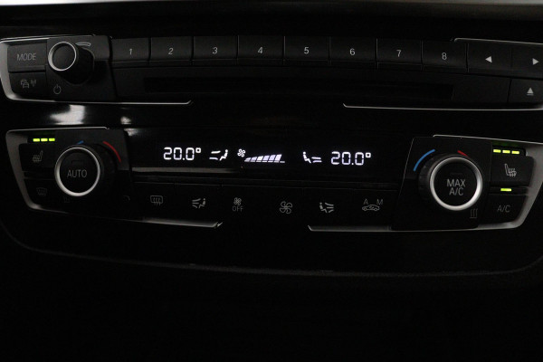 BMW 1-serie 118i High Executive Automaat (GROOT-NAVIGATIE, STOELVERWARMING, LED, LEDER, CAMERA, GOED ONDERHOUDEN)