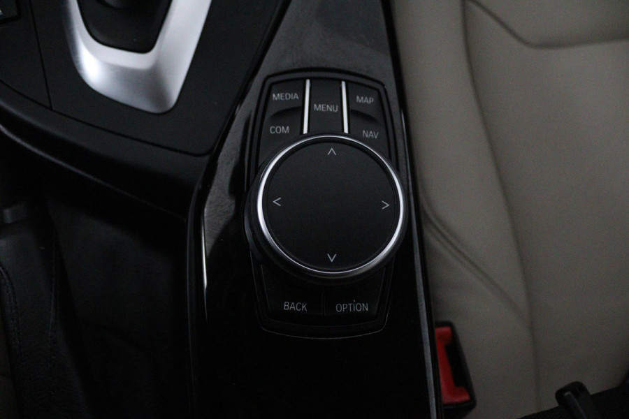 BMW 1-serie 118i High Executive Automaat (GROOT-NAVIGATIE, STOELVERWARMING, LED, LEDER, CAMERA, GOED ONDERHOUDEN)