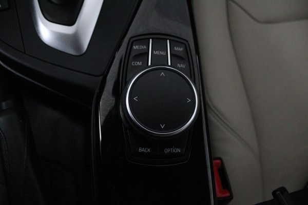 BMW 1-serie 118i High Executive Automaat (GROOT-NAVIGATIE, STOELVERWARMING, LED, LEDER, CAMERA, GOED ONDERHOUDEN)