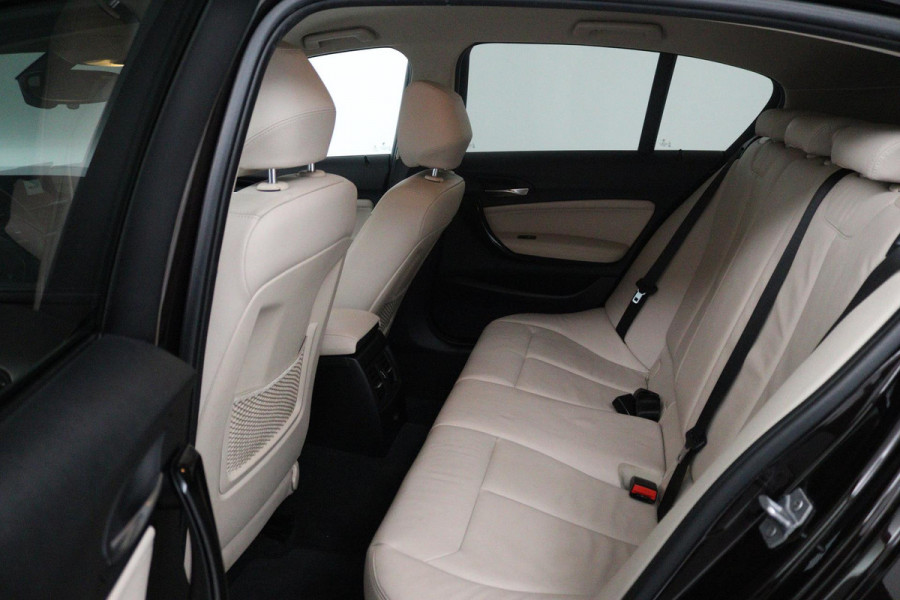 BMW 1-serie 118i High Executive Automaat (GROOT-NAVIGATIE, STOELVERWARMING, LED, LEDER, CAMERA, GOED ONDERHOUDEN)