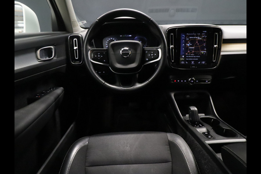 Volvo XC40 1.5 T5 Twin Engine Momentum Pro [APPLE CARPLAY, DIGITAL DASH, CRUISE CONTROL,  SCHUIFKANTELDAK, STUURVERWARMING, STOELVERWARMING V+A,  PDC ACHTER,  ELEKTRISCHE ACHTERKLEP, NAVIGATIE, NIEUWSTAAT]
