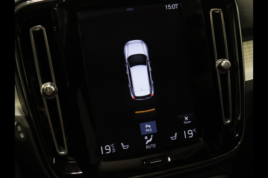 Volvo XC40 1.5 T5 Twin Engine Momentum Pro [APPLE CARPLAY, DIGITAL DASH, CRUISE CONTROL,  SCHUIFKANTELDAK, STUURVERWARMING, STOELVERWARMING V+A,  PDC ACHTER,  ELEKTRISCHE ACHTERKLEP, NAVIGATIE, NIEUWSTAAT]