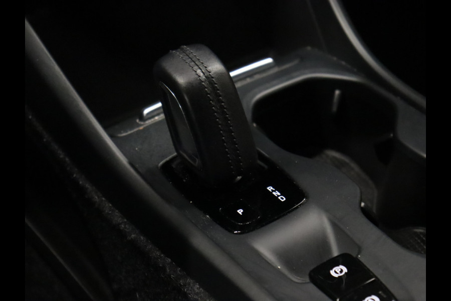 Volvo XC40 1.5 T5 Twin Engine Momentum Pro [APPLE CARPLAY, DIGITAL DASH, CRUISE CONTROL,  SCHUIFKANTELDAK, STUURVERWARMING, STOELVERWARMING V+A,  PDC ACHTER,  ELEKTRISCHE ACHTERKLEP, NAVIGATIE, NIEUWSTAAT]