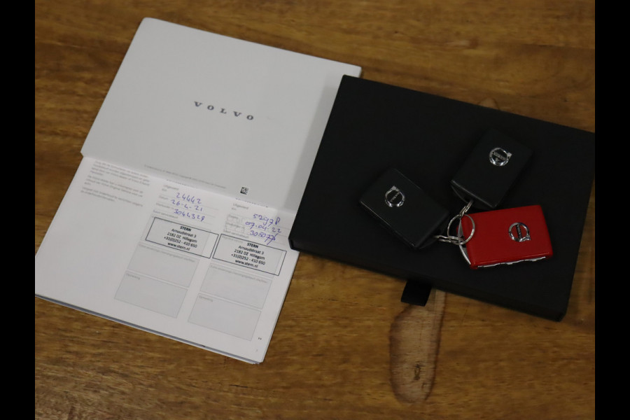 Volvo XC40 1.5 T5 Twin Engine Momentum Pro [APPLE CARPLAY, DIGITAL DASH, CRUISE CONTROL,  SCHUIFKANTELDAK, STUURVERWARMING, STOELVERWARMING V+A,  PDC ACHTER,  ELEKTRISCHE ACHTERKLEP, NAVIGATIE, NIEUWSTAAT]