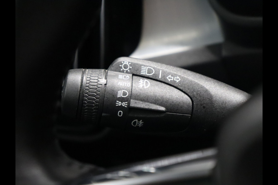 Volvo XC40 1.5 T5 Twin Engine Momentum Pro [APPLE CARPLAY, DIGITAL DASH, CRUISE CONTROL,  SCHUIFKANTELDAK, STUURVERWARMING, STOELVERWARMING V+A,  PDC ACHTER,  ELEKTRISCHE ACHTERKLEP, NAVIGATIE, NIEUWSTAAT]