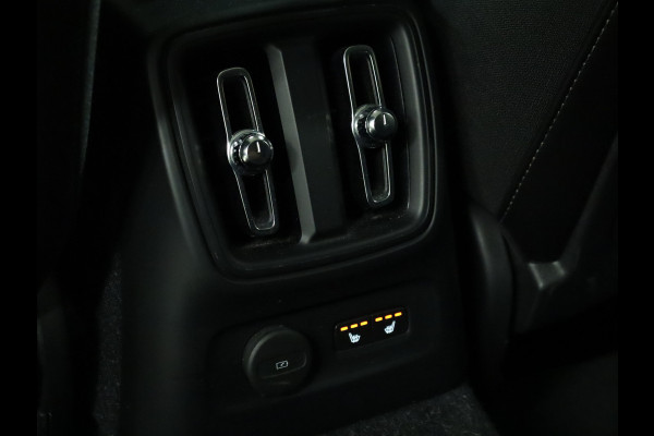 Volvo XC40 1.5 T5 Twin Engine Momentum Pro [APPLE CARPLAY, DIGITAL DASH, CRUISE CONTROL,  SCHUIFKANTELDAK, STUURVERWARMING, STOELVERWARMING V+A,  PDC ACHTER,  ELEKTRISCHE ACHTERKLEP, NAVIGATIE, NIEUWSTAAT]