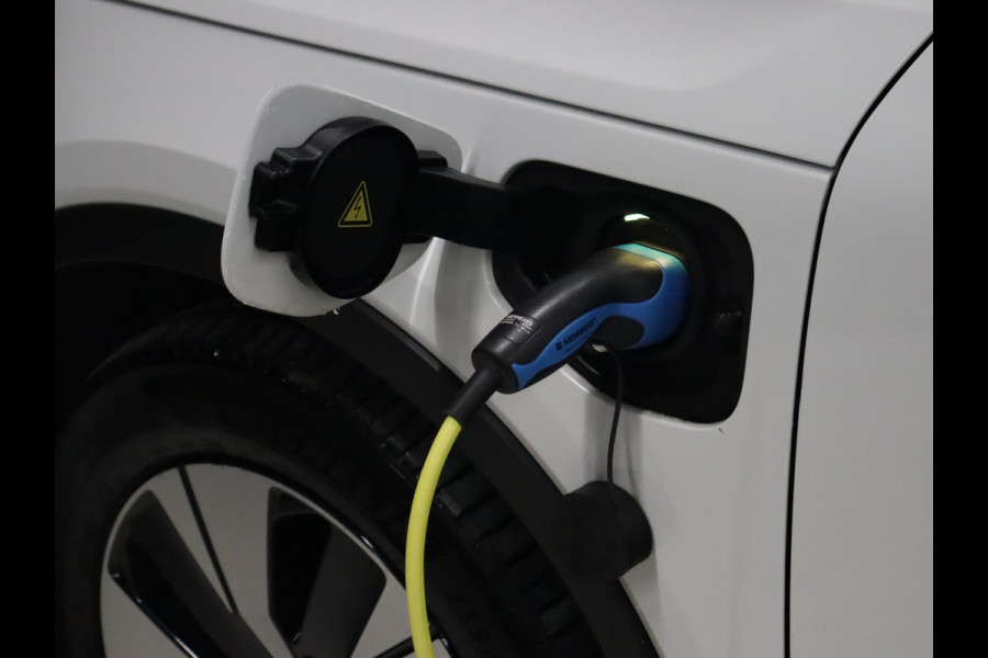 Volvo XC40 1.5 T5 Twin Engine Momentum Pro [APPLE CARPLAY, DIGITAL DASH, CRUISE CONTROL,  SCHUIFKANTELDAK, STUURVERWARMING, STOELVERWARMING V+A,  PDC ACHTER,  ELEKTRISCHE ACHTERKLEP, NAVIGATIE, NIEUWSTAAT]