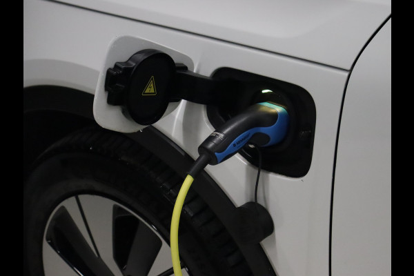 Volvo XC40 1.5 T5 Twin Engine Momentum Pro [APPLE CARPLAY, DIGITAL DASH, CRUISE CONTROL,  SCHUIFKANTELDAK, STUURVERWARMING, STOELVERWARMING V+A,  PDC ACHTER,  ELEKTRISCHE ACHTERKLEP, NAVIGATIE, NIEUWSTAAT]