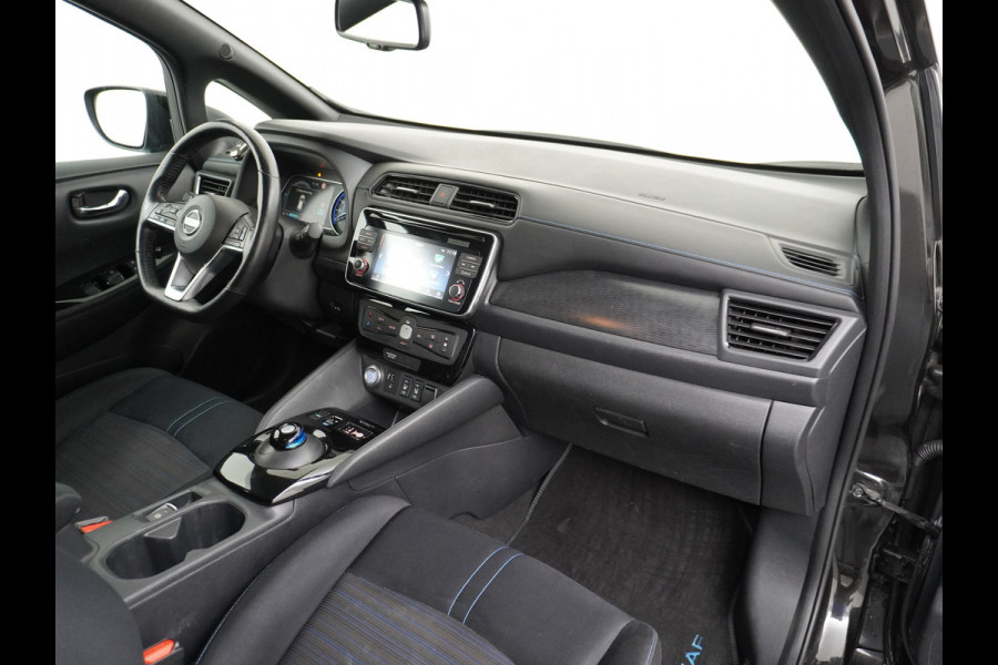 Nissan Leaf 2.ZERO EDITION 40kWh Trekhaak Adaptieve Cruise Control Navi 360°Camera Apple Carplay Android Auto Stuur+Stoelverwarming Keyless Pdc Led Bluetooth DAB Dodehoek Detector Privacy Glas Rijstrooksensor met correctie Verkeersbord detectie Origineel Nederlandse Auto