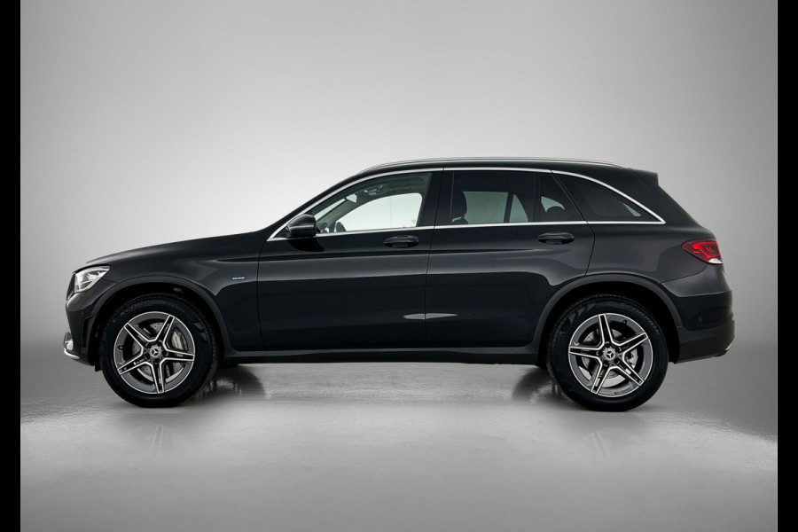 Mercedes-Benz GLC 300 e 4MATIC Business Solution AMG | Panoramadak | Lichtmetalen velgen | Navigatie | Parking support | camera achter | Inclusief 24 maanden MB Certified garantie voor Europa.
