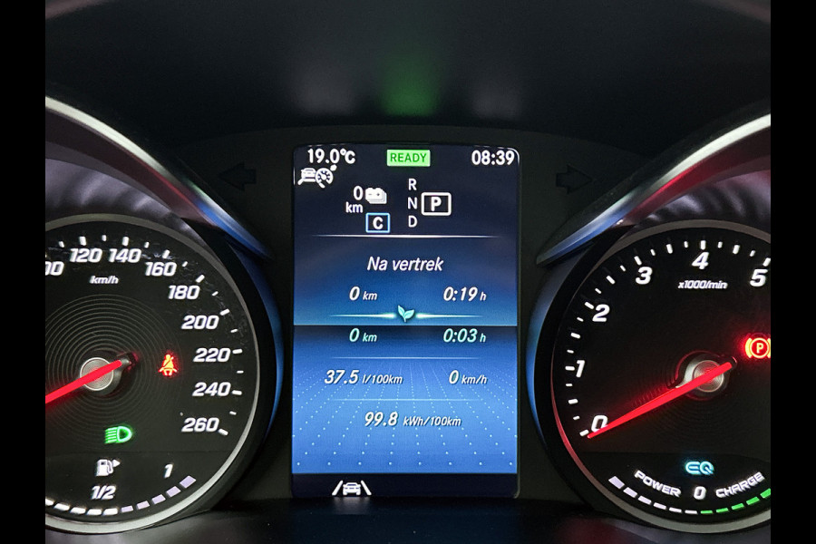 Mercedes-Benz GLC 300 e 4MATIC Business Solution AMG | Panoramadak | Lichtmetalen velgen | Navigatie | Parking support | camera achter | Inclusief 24 maanden MB Certified garantie voor Europa.