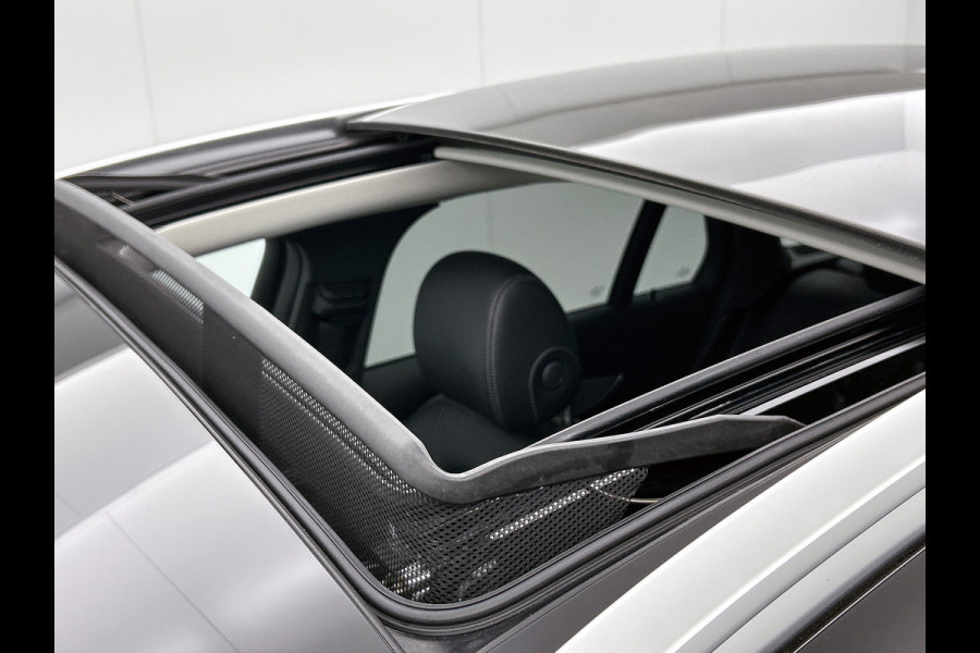 Mercedes-Benz GLC 300 e 4MATIC Business Solution AMG | Panoramadak | Lichtmetalen velgen | Navigatie | Parking support | camera achter | Inclusief 24 maanden MB Certified garantie voor Europa.