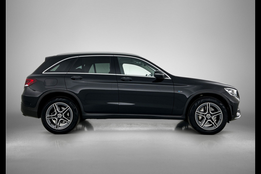 Mercedes-Benz GLC 300 e 4MATIC Business Solution AMG | Panoramadak | Lichtmetalen velgen | Navigatie | Parking support | camera achter | Inclusief 24 maanden MB Certified garantie voor Europa.