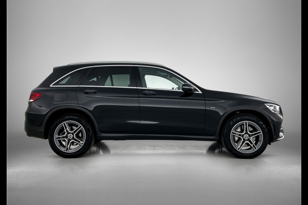 Mercedes-Benz GLC 300 e 4MATIC Business Solution AMG | Panoramadak | Lichtmetalen velgen | Navigatie | Parking support | camera achter | Inclusief 24 maanden MB Certified garantie voor Europa.
