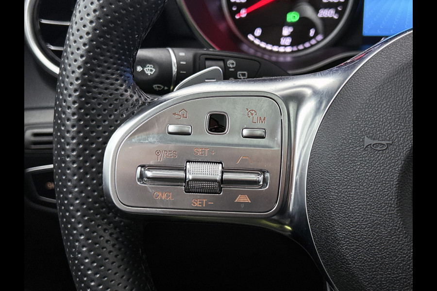 Mercedes-Benz GLC 300 e 4MATIC Business Solution AMG | Panoramadak | Lichtmetalen velgen | Navigatie | Parking support | camera achter | Inclusief 24 maanden MB Certified garantie voor Europa.