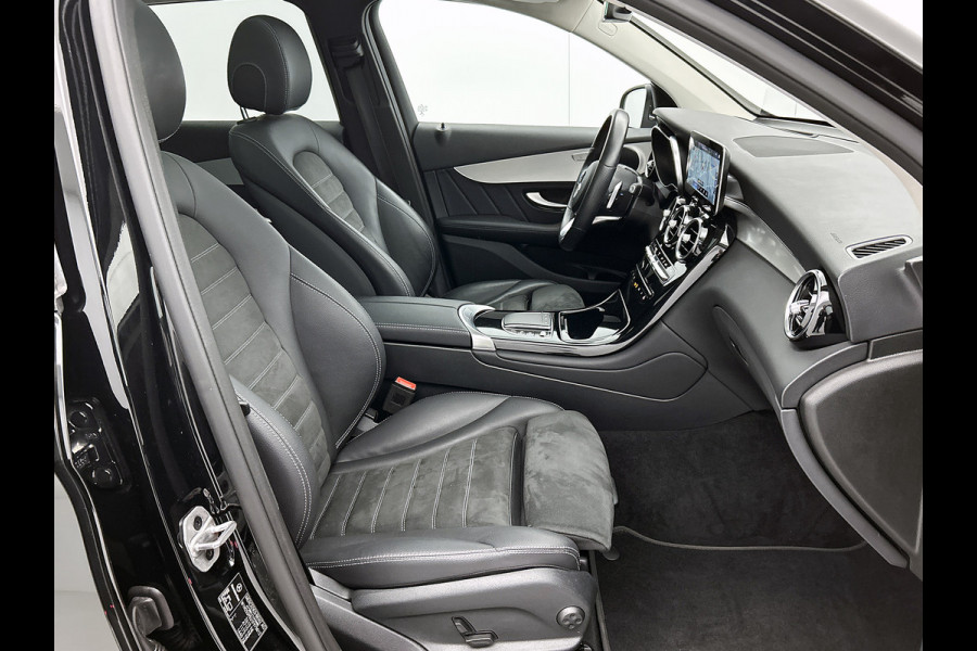 Mercedes-Benz GLC 300 e 4MATIC Business Solution AMG | Panoramadak | Lichtmetalen velgen | Navigatie | Parking support | camera achter | Inclusief 24 maanden MB Certified garantie voor Europa.